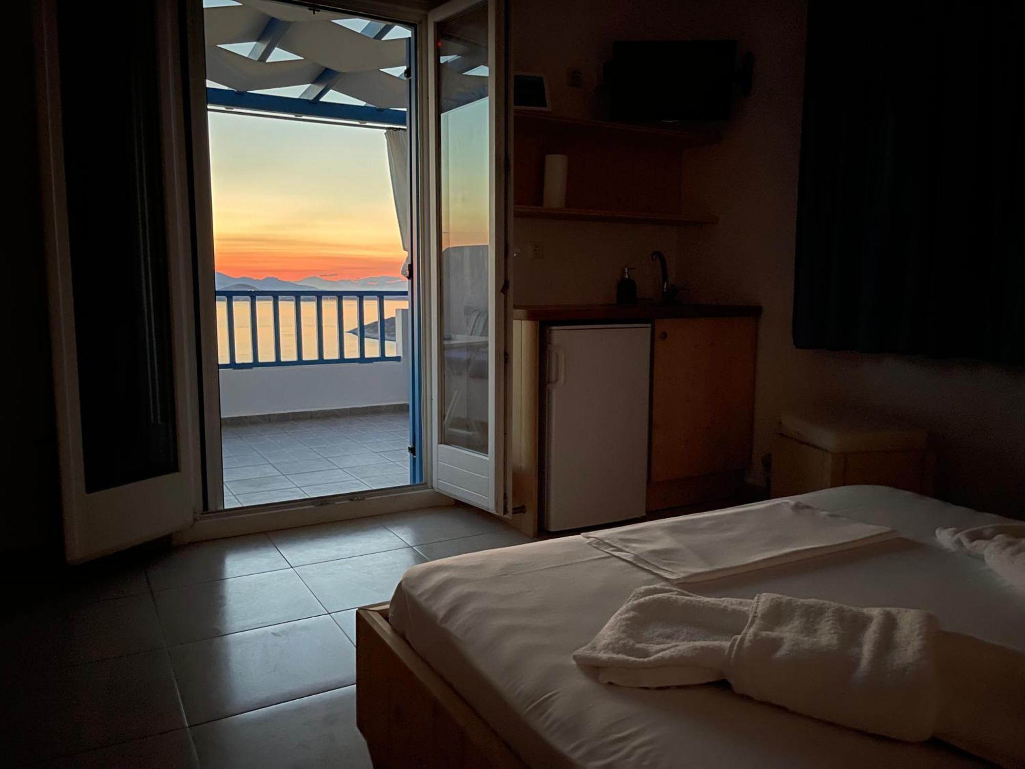 Отель Meltemi Retreat Ираклия Экстерьер фото